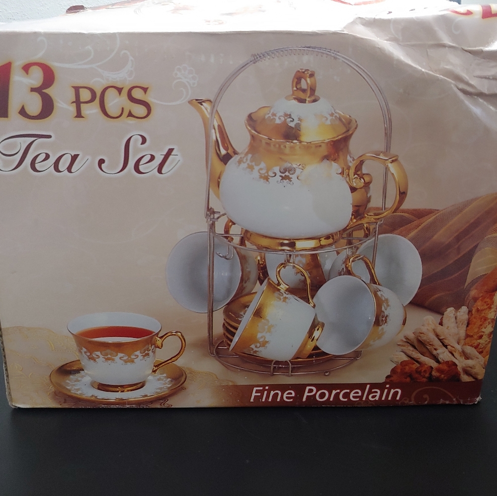 Gold & White Fine Porcelain 13 piece Coffee/Tea Set Bonus Candle Holder